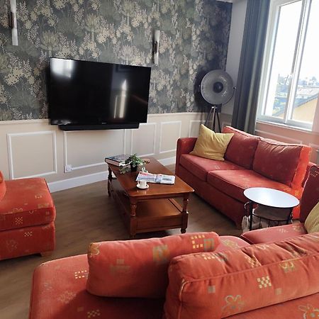 Le Familia Apartment Guer Luaran gambar