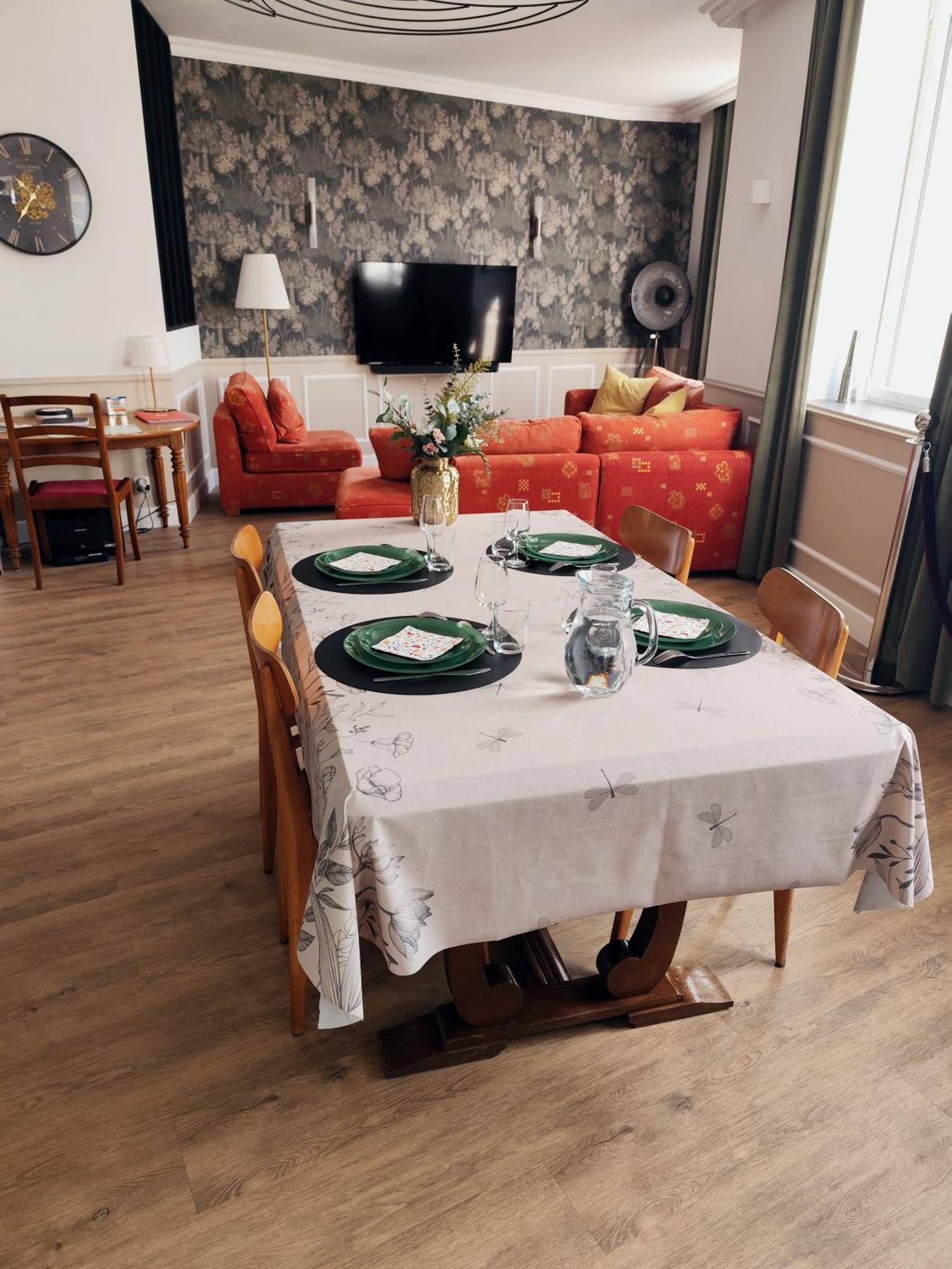 Le Familia Apartment Guer Luaran gambar